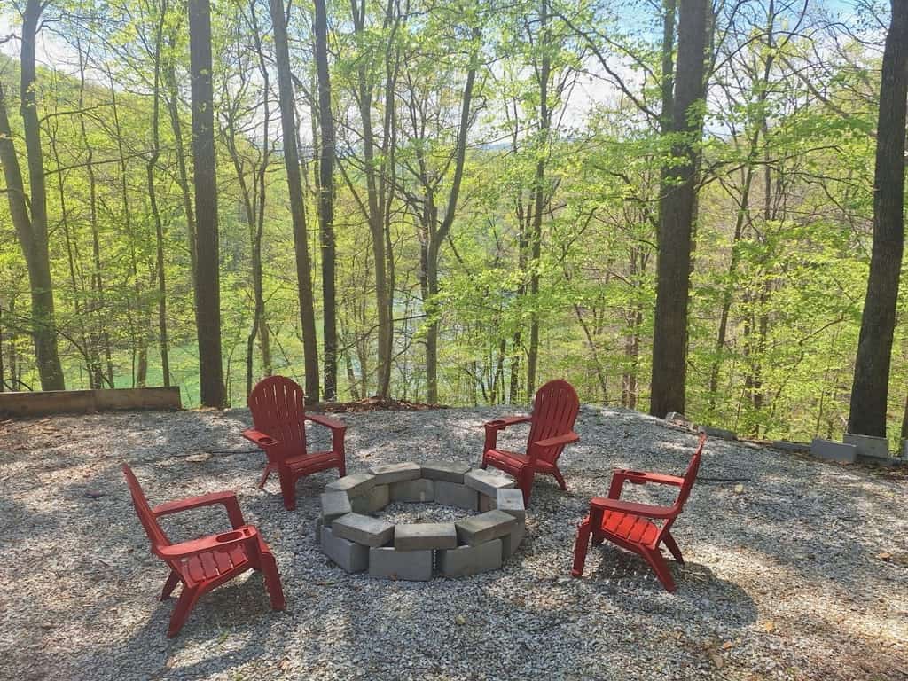 🏞️ 𝗛𝗮𝗽𝗽𝘆 𝗛𝗼𝗹𝗹𝗼𝘄
Escape to this charming lakefront duplex in Caryville, TN! Enjoy mountain and lake views, dog-friendly comfort, a cozy living room, game room, balcony, kayaks, and paddle boards. Fully equipped kitchen, modern amenities, and thoughtful extras make your stay easy and fun. Near dining, shopping, hiking, and water adventures. Perfect for families, couples, or small groups. Book your peaceful lake retreat today!