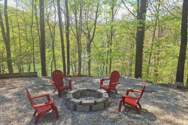 ๐๏ธ ๐๐ฎ๐ฝ๐ฝ๐ ๐๐ผ๐น๐น๐ผ๐
Escape to this charming lakefront duplex in Caryville, TN! Enjoy mountain and lake views, dog-friendly comfort, a cozy living room, game room, balcony, kayaks, and paddle boards. Fully equipped kitchen, modern amenities, and thoughtful extras make your stay easy and fun. Near dining, shopping, hiking, and water adventures. Perfect for families, couples, or small groups. Book your peaceful lake retreat today!