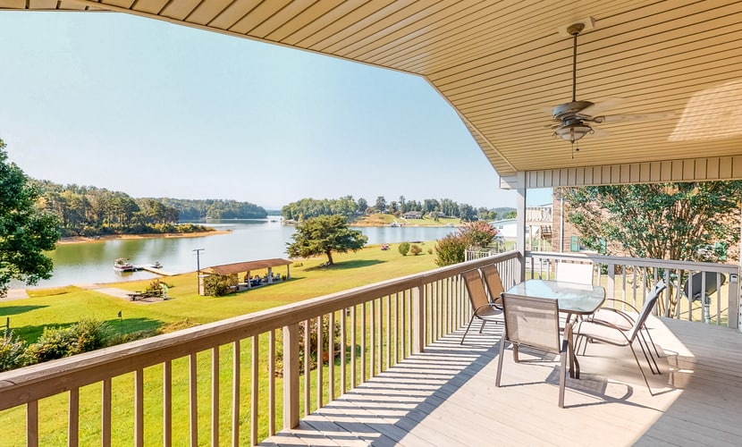 Welcome to our 3-bedroom, 3-bath lakefront cabin on Douglas Lake, where two living areas and a private deck make it easy to unwind together.
・Private hot tub and a full-size pool table for relaxed nights in
・Two living areas, each with a flat-screen TV
・Deck, balcony, and large yard with lake views
・2.9 miles away from Douglas Lake
・Easy access to Sevierville, Pigeon Forge, and Dollywood
Settle in, enjoy the lakefront setting, and make this your Smoky Mountain getaway.