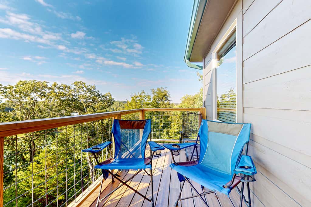 Serene Douglas Lakefront Home, 2 Decks, Game Room