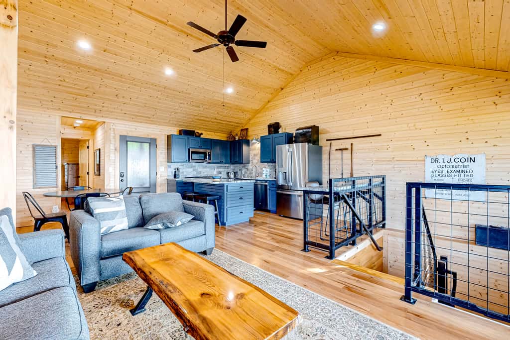 Serene Douglas Lakefront Home, 2 Decks, Game Room