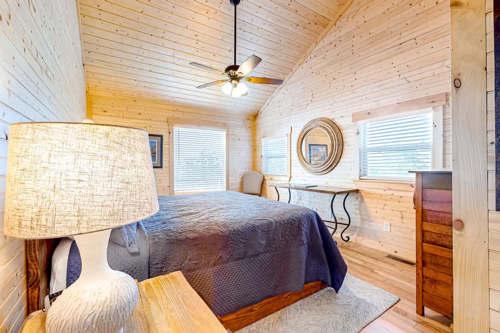 Serene Douglas Lakefront Home, 2 Decks, Game Room