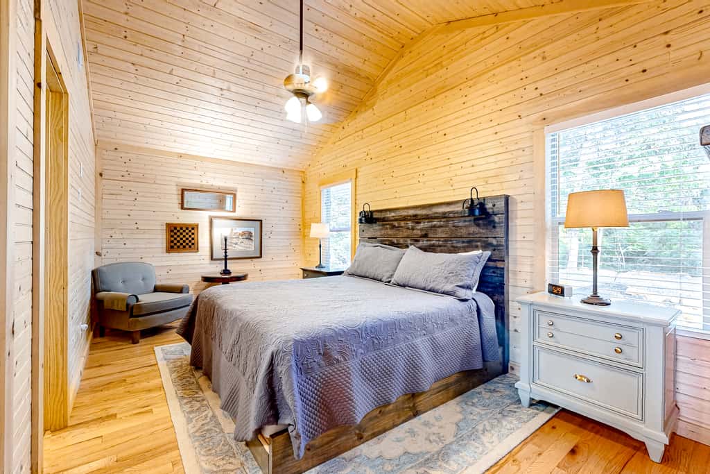 Serene Douglas Lakefront Home, 2 Decks, Game Room