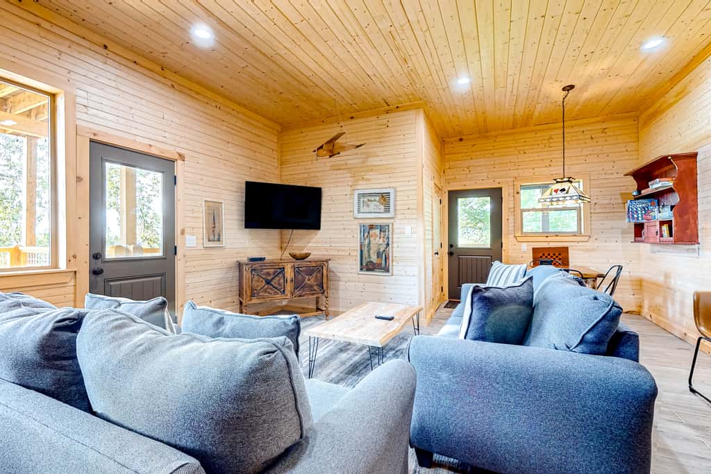 Serene Douglas Lakefront Home, 2 Decks, Game Room