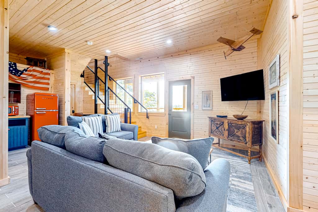 Serene Douglas Lakefront Home, 2 Decks, Game Room