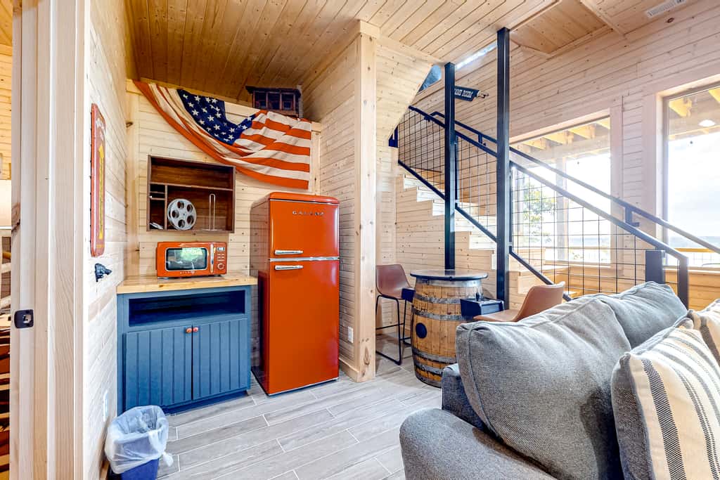 Serene Douglas Lakefront Home, 2 Decks, Game Room