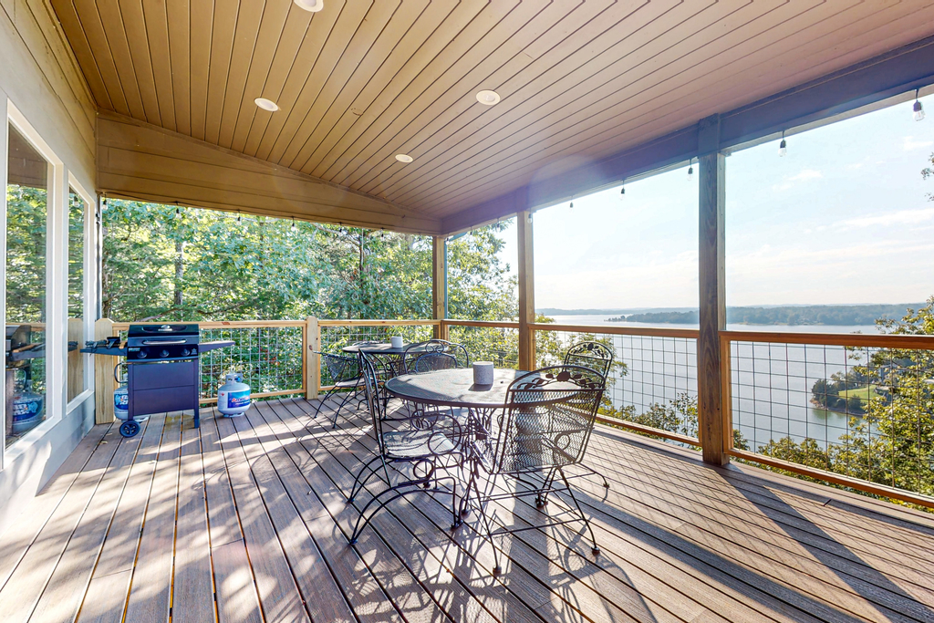 Serene Douglas Lakefront Home, 2 Decks, Game Room