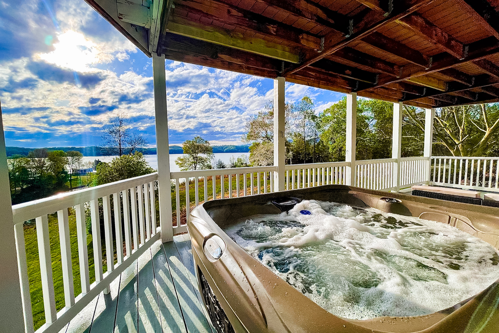 Douglas Lakefront Home, Hot Tub & Private Dock