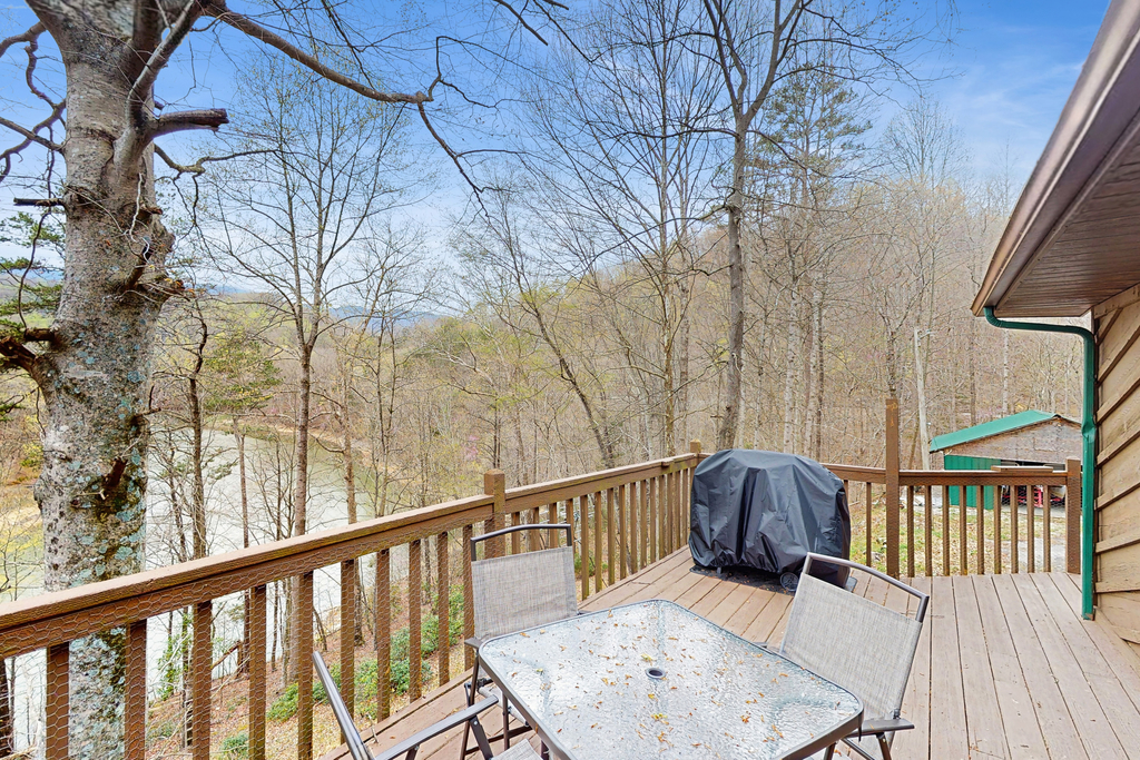 Lakefront Studio, Sleeps 2・Deck・Grill・Dogs Allowed