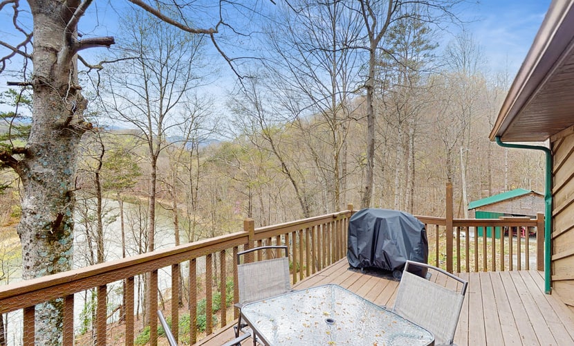 🏞️ 𝗖𝗼𝘇𝘆 𝗖𝗼𝗿𝗻𝗲𝗿
Step into this lakefront studio in Caryville near Norris Lake, perfect for couples or small families. Enjoy stunning lake and mountain views, a private deck with grill, and a dog-friendly stay made for relaxing getaways. Inside features a queen bed, Murphy bed, full kitchen, WiFi, and streaming TV. Ideal for boating, fishing, hiking, and scenic adventures, with easy access to local shops and outdoor fun.