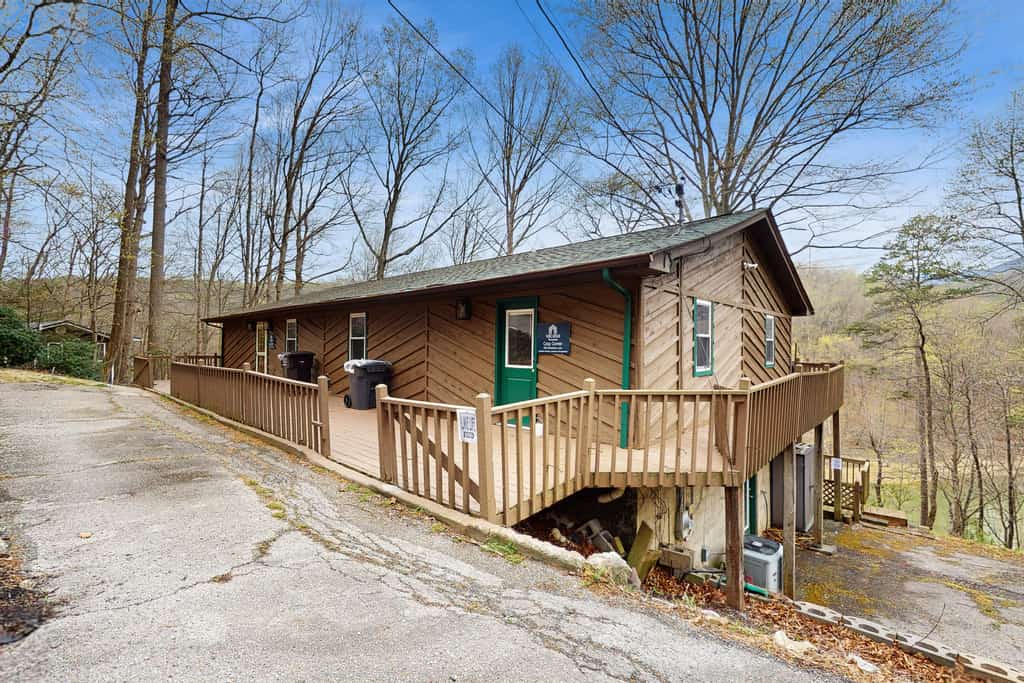 🏞️ 𝗖𝗼𝘇𝘆 𝗖𝗼𝗿𝗻𝗲𝗿
Step into this lakefront studio in Caryville near Norris Lake, perfect for couples or small families. Enjoy stunning lake and mountain views, a private deck with grill, and a dog-friendly stay made for relaxing getaways. Inside features a queen bed, Murphy bed, full kitchen, WiFi, and streaming TV. Ideal for boating, fishing, hiking, and scenic adventures, with easy access to local shops and outdoor fun.