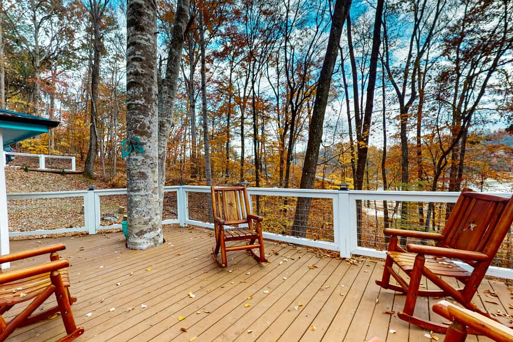 Welcome to our 2-bedroom, 2-bathroom lakefront cabin in Dandridge, where Douglas Lake views, a private hot tub, and roomy decks set the tone.

・Hot tub, fire pit, and outdoor seating for easy evenings
・Lake access plus a fully fenced backyard and private entrance
・Full kitchen, WiFi, streaming apps, and washer/dryer
・Near Douglas Lake, Historic Downtown Dandridge, and Smoky Mountain outings

Book Sweet Breeze for a relaxed getaway with space to unwind inside and out.