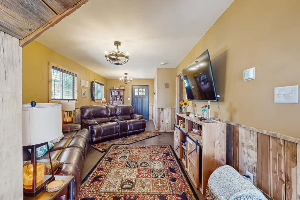 Cozy Lake Front Cabin, Sleeps 4, Dock, Play Yard