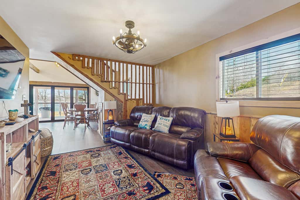Cozy Lake Front Cabin, Sleeps 4, Dock, Play Yard