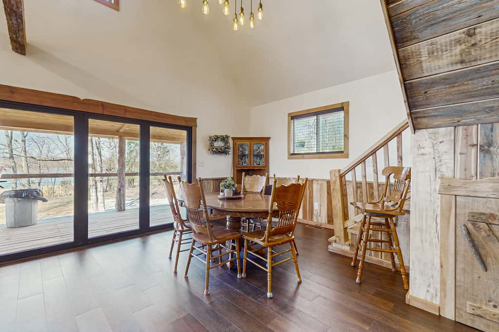 Cozy Lake Front Cabin, Sleeps 4, Dock, Play Yard