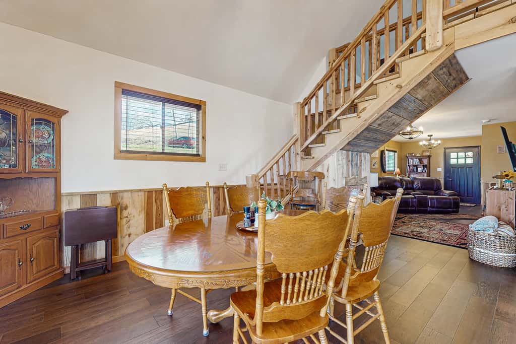 Cozy Lake Front Cabin, Sleeps 4, Dock, Play Yard