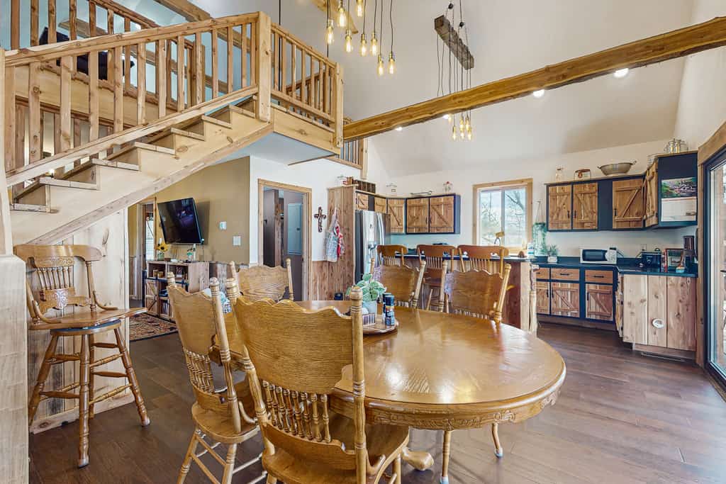 🍒 𝗖𝗵𝗲𝗿𝗿𝘆 𝗕𝗿𝗼𝗼𝗸 𝗖𝗮𝗯𝗶𝗻
Discover a cozy dog-friendly lakefront cabin in Dandridge, TN. Perfect for families and couples. Enjoy stunning lake views, a private dock, canoe, spacious deck, WiFi, full kitchen, and play yard. Ideal for fishing, kayaking, and peaceful nature escapes. Your relaxing lake getaway starts here!