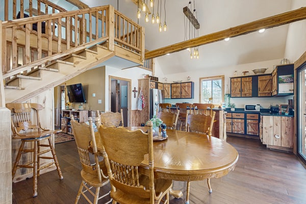 ๐ ๐๐ต๐ฒ๐ฟ๐ฟ๐ ๐๐ฟ๐ผ๐ผ๐ธ ๐๐ฎ๐ฏ๐ถ๐ป
Discover a cozy dog-friendly lakefront cabin in Dandridge, TN. Perfect for families and couples. Enjoy stunning lake views, a private dock, canoe, spacious deck, WiFi, full kitchen, and play yard. Ideal for fishing, kayaking, and peaceful nature escapes. Your relaxing lake getaway starts here!