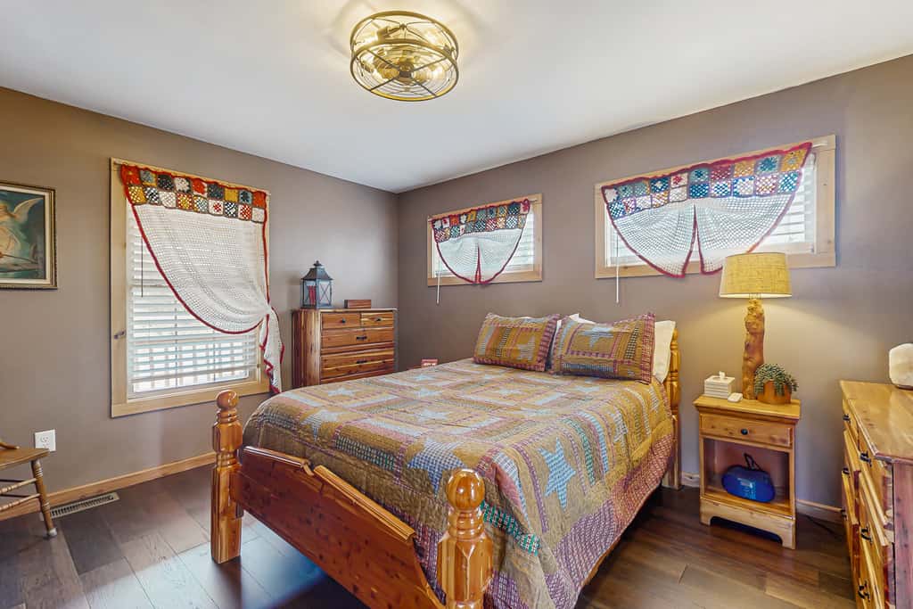 Cozy Lake Front Cabin, Sleeps 4, Dock, Play Yard