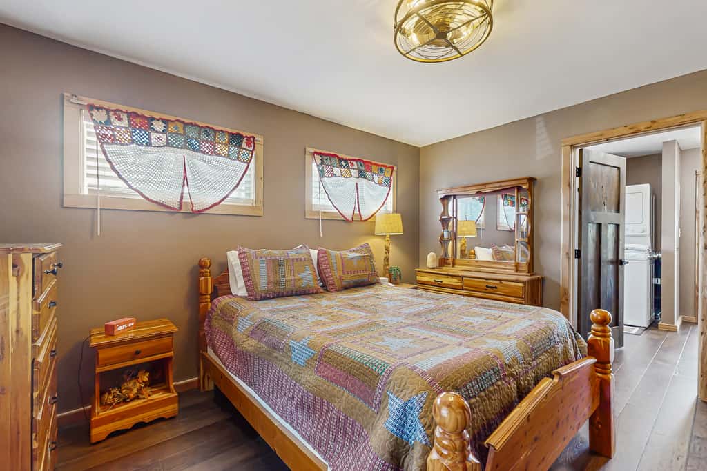 Cozy Lake Front Cabin, Sleeps 4, Dock, Play Yard