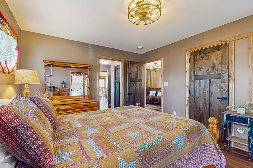 Cozy Lake Front Cabin, Sleeps 4, Dock, Play Yard