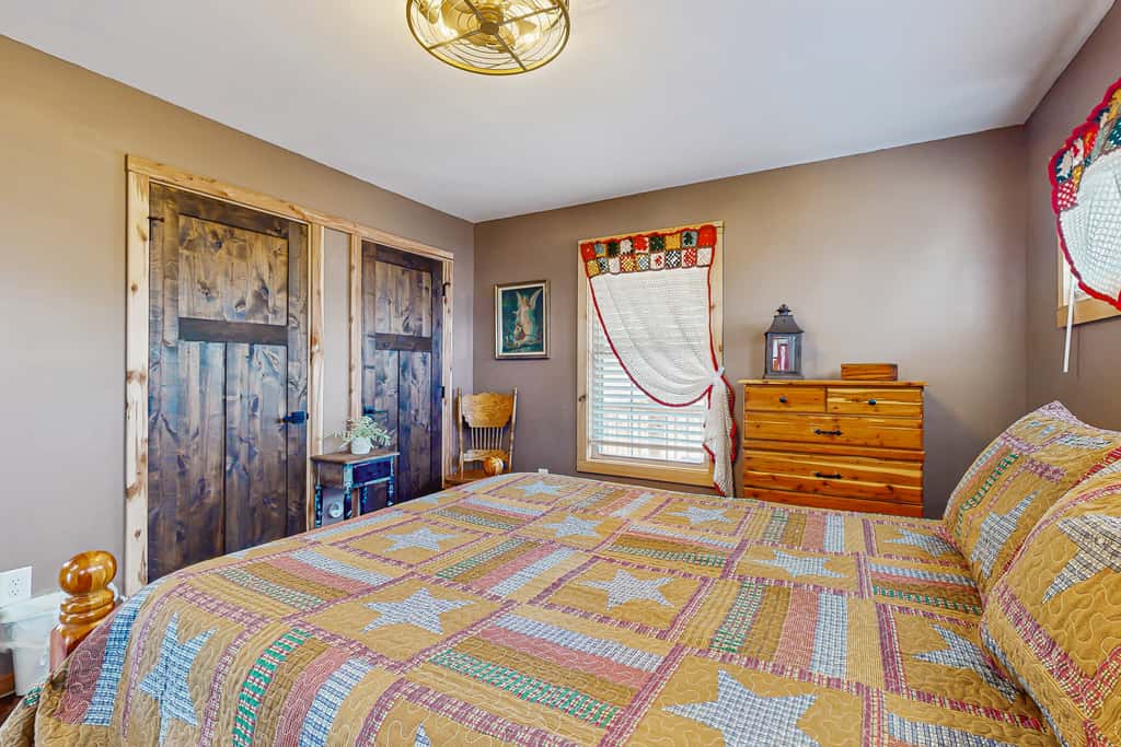 Cozy Lake Front Cabin, Sleeps 4, Dock, Play Yard