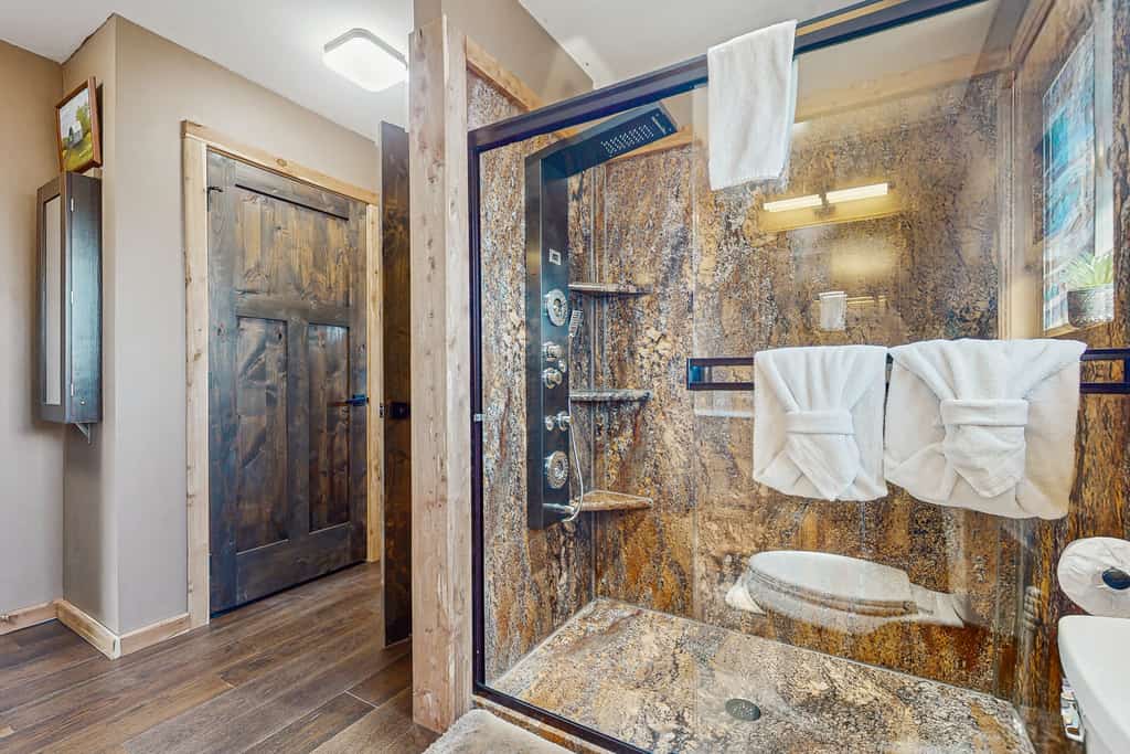 🍒 𝗖𝗵𝗲𝗿𝗿𝘆 𝗕𝗿𝗼𝗼𝗸 𝗖𝗮𝗯𝗶𝗻
Discover a cozy dog-friendly lakefront cabin in Dandridge, TN. Perfect for families and couples. Enjoy stunning lake views, a private dock, canoe, spacious deck, WiFi, full kitchen, and play yard. Ideal for fishing, kayaking, and peaceful nature escapes. Your relaxing lake getaway starts here!