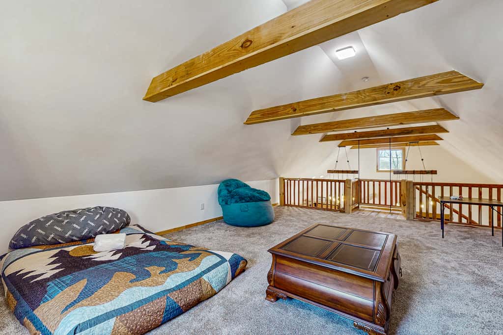 Cozy Lake Front Cabin, Sleeps 4, Dock, Play Yard