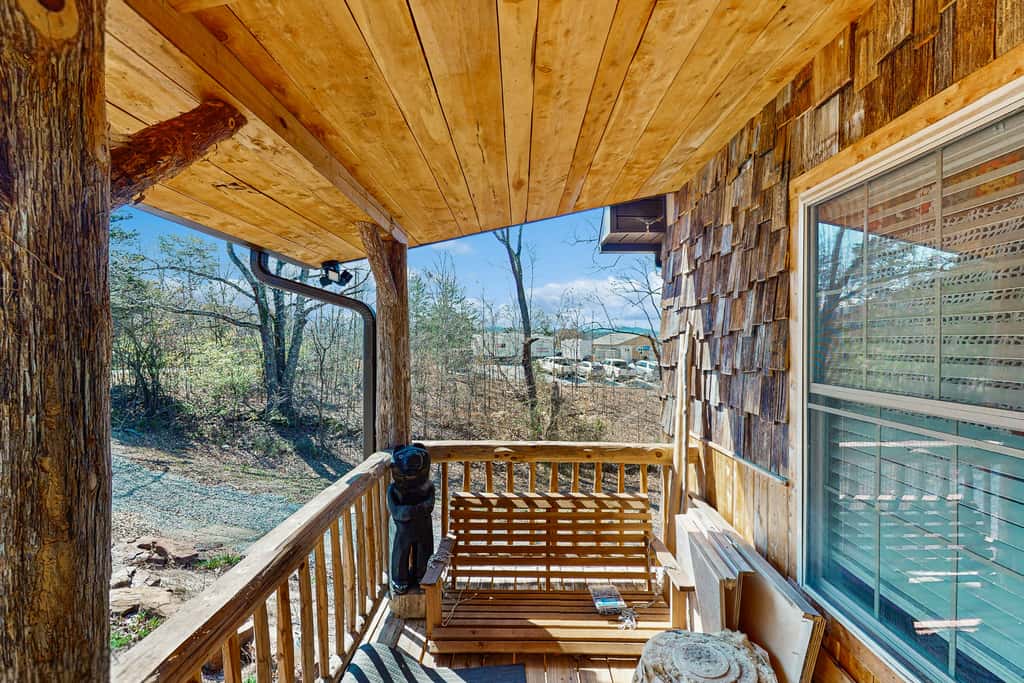 Cozy Lake Front Cabin, Sleeps 4, Dock, Play Yard