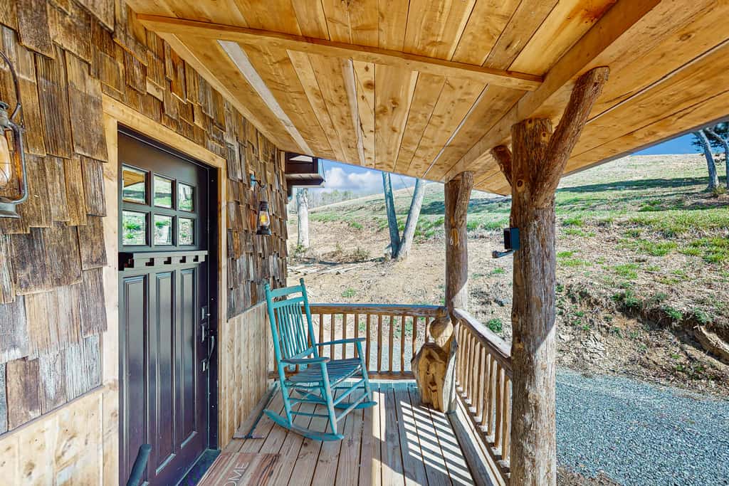 Cozy Lake Front Cabin, Sleeps 4, Dock, Play Yard