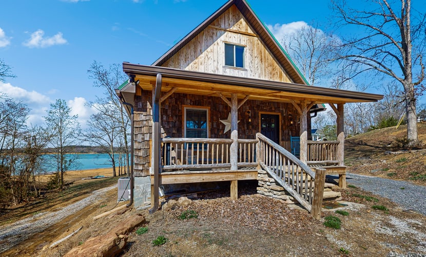 ๐ ๐๐ต๐ฒ๐ฟ๐ฟ๐ ๐๐ฟ๐ผ๐ผ๐ธ ๐๐ฎ๐ฏ๐ถ๐ป
Discover a cozy dog-friendly lakefront cabin in Dandridge, TN. Perfect for families and couples. Enjoy stunning lake views, a private dock, canoe, spacious deck, WiFi, full kitchen, and play yard. Ideal for fishing, kayaking, and peaceful nature escapes. Your relaxing lake getaway starts here!