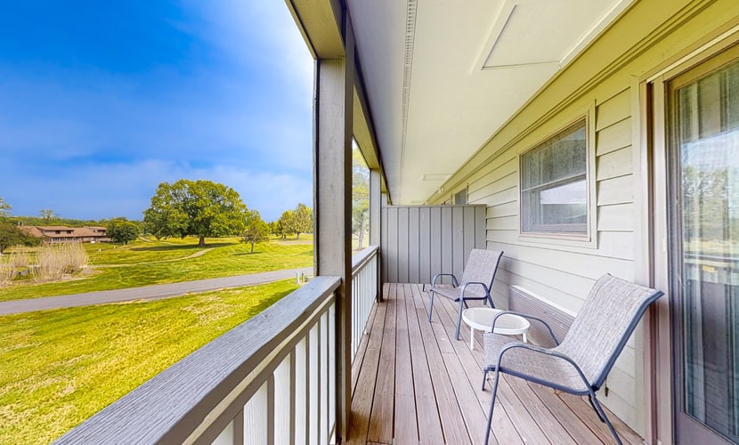 ๐๏ธ ๐๐ฎ๐ป๐ฒ๐ฏ๐ฒ๐ฟ๐ฟ๐ ๐๐ป๐ป ๐ญ๐ฌ
Escape to this bright, dog-friendly Smoky Mountains studio near Douglas Lake. Enjoy a private patio, fitness room, game room, and easy access to kayaking, fishing, hiking, and boating. Close to Dollywood, Pigeon Forge, and Great Smoky Mountains National Park. Your perfect lake and mountain getaway.
