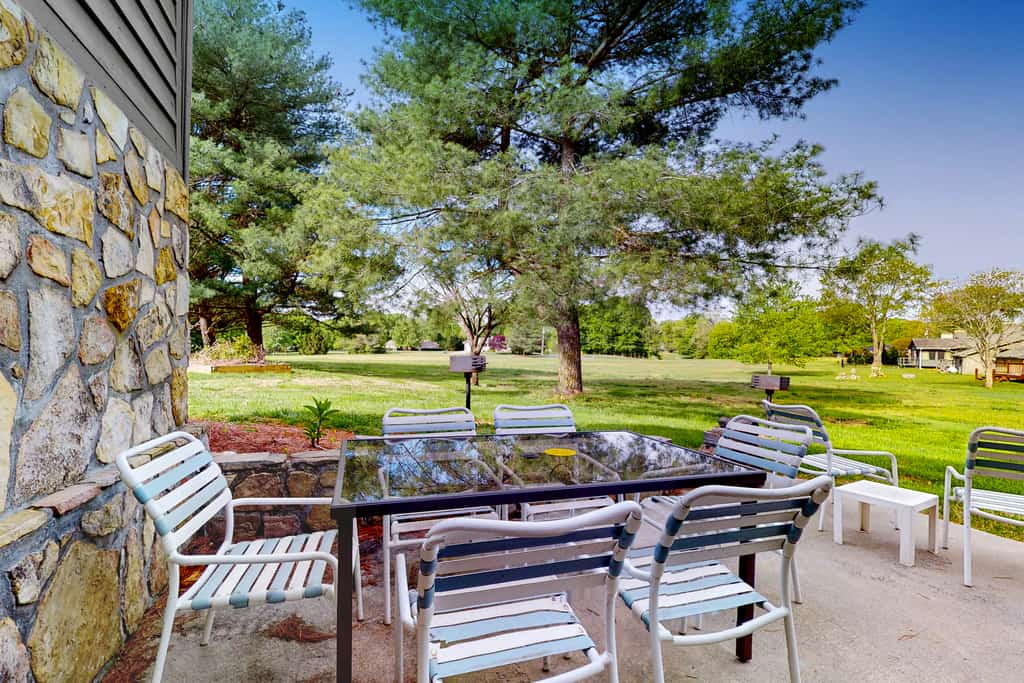 🏞️ 𝗕𝗮𝗻𝗲𝗯𝗲𝗿𝗿𝘆 𝗜𝗻𝗻 𝟭𝟬
Escape to this bright, dog-friendly Smoky Mountains studio near Douglas Lake. Enjoy a private patio, fitness room, game room, and easy access to kayaking, fishing, hiking, and boating. Close to Dollywood, Pigeon Forge, and Great Smoky Mountains National Park. Your perfect lake and mountain getaway.