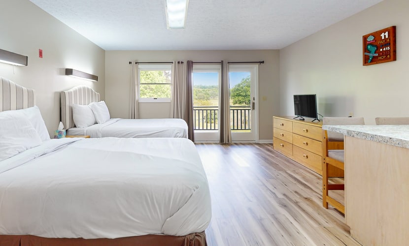 ๐๏ธ ๐๐ฎ๐ป๐ฒ๐ฏ๐ฒ๐ฟ๐ฟ๐ ๐๐ป๐ป ๐ญ๐ญ
Relax in this dog-friendly Smoky Mountains studio near Douglas Lake. Pets are welcome, with extra, and enjoy quiet views, a shaded patio, and access to a gym, game room, grills, and laundry. Close to fishing, boating, hiking, and top attractions like Dollywood, Pigeon Forge, Sevierville, and Great Smoky Mountains National Park, perfect for a peaceful lakeside getaway.