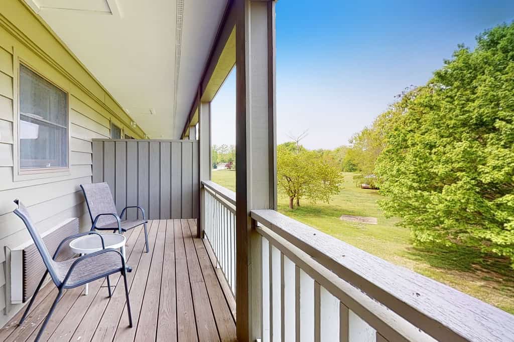 🏞️ 𝗕𝗮𝗻𝗲𝗯𝗲𝗿𝗿𝘆 𝗜𝗻𝗻 𝟭𝟭
Relax in this dog-friendly Smoky Mountains studio near Douglas Lake. Pets are welcome, with extra, and enjoy quiet views, a shaded patio, and access to a gym, game room, grills, and laundry. Close to fishing, boating, hiking, and top attractions like Dollywood, Pigeon Forge, Sevierville, and Great Smoky Mountains National Park,  perfect for a peaceful lakeside getaway.