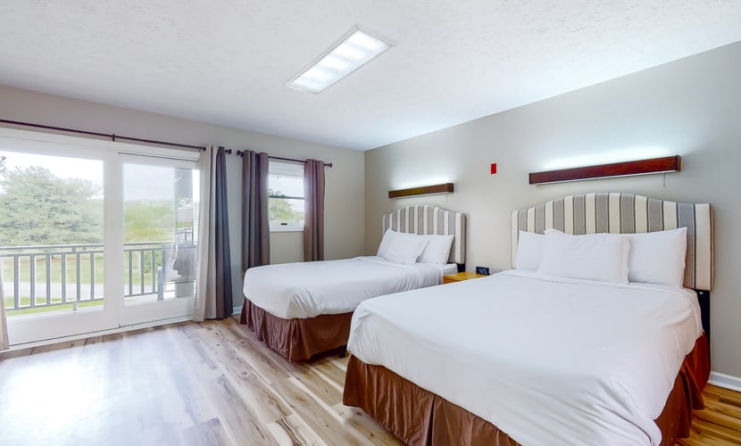 ๐๏ธ ๐๐ฎ๐ป๐ฒ๐ฏ๐ฒ๐ฟ๐ฟ๐ ๐๐ป๐ป ๐ญ๐ฎ
Stay in this cozy studio near Douglas Lake, perfect for Smoky Mountains getaways. Enjoy a private patio, pet-friendly stay, and easy access to hiking, boating, and local attractions. Features include a kitchenette, Roku TV, WiFi, gym, game room, and grilling area. Close to Pigeon Forge, Sevierville, Dollywood, and Great Smoky Mountains National Park.