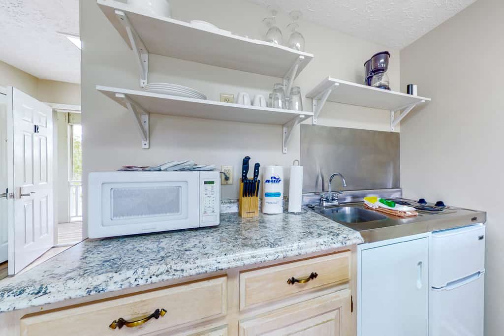 🏞️ 𝗕𝗮𝗻𝗲𝗯𝗲𝗿𝗿𝘆 𝗜𝗻𝗻 𝟭𝟮
Stay in this cozy studio near Douglas Lake, perfect for Smoky Mountains getaways. Enjoy a private patio, pet-friendly stay, and easy access to hiking, boating, and local attractions. Features include a kitchenette, Roku TV, WiFi, gym, game room, and grilling area. Close to Pigeon Forge, Sevierville, Dollywood, and Great Smoky Mountains National Park.