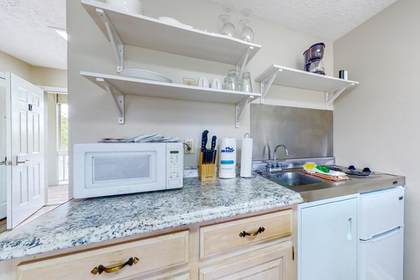 ๐๏ธ ๐๐ฎ๐ป๐ฒ๐ฏ๐ฒ๐ฟ๐ฟ๐ ๐๐ป๐ป ๐ญ๐ฎ
Stay in this cozy studio near Douglas Lake, perfect for Smoky Mountains getaways. Enjoy a private patio, pet-friendly stay, and easy access to hiking, boating, and local attractions. Features include a kitchenette, Roku TV, WiFi, gym, game room, and grilling area. Close to Pigeon Forge, Sevierville, Dollywood, and Great Smoky Mountains National Park.
