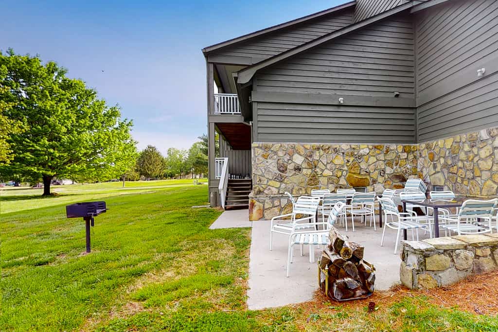 🏞️ 𝗕𝗮𝗻𝗲𝗯𝗲𝗿𝗿𝘆 𝗜𝗻𝗻 𝟭𝟮
Stay in this cozy studio near Douglas Lake, perfect for Smoky Mountains getaways. Enjoy a private patio, pet-friendly stay, and easy access to hiking, boating, and local attractions. Features include a kitchenette, Roku TV, WiFi, gym, game room, and grilling area. Close to Pigeon Forge, Sevierville, Dollywood, and Great Smoky Mountains National Park.