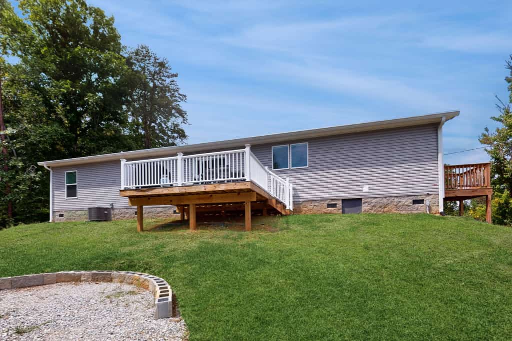 Welcome to our 5 bedroom, 3 bathroom lake home on Cove Creek, where easy water access meets a refreshed, roomy layout.

・Private seasonal dock with covered single slip and jet ski port
・Large kitchen island, dining table, and rear deck for shared meals
・Plush sectional, smart TV, board games, WiFi, and laundry
・1.8 miles from Twin Cove Resort and Marina, and the interstate are all within easy reach

Settle in, spread out, and enjoy the dock, deck, and space to gather.