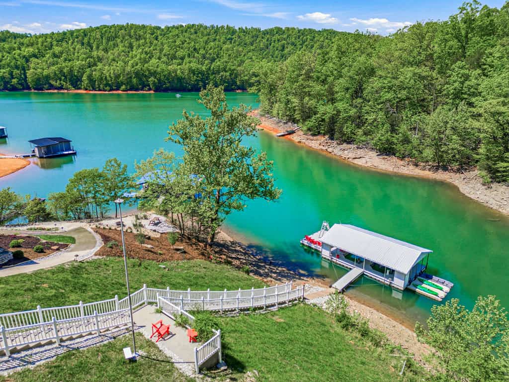 🏞️ 𝗦𝘄𝗲𝗲𝘁 𝗖𝗵𝗲𝗲𝗸𝘀
Lakefront luxury retreat on Norris Lake in LaFollette, TN, sleeps 31! Perfect for family reunions, large groups & corporate retreats. Private dock with covered boat slip, jet ski slips & water slide. Enjoy panoramic lake views, game room with pool table, wet bar, gas fireplace, jetted tub, fire pit & spacious deck with grill. Prime East Tennessee vacation rental for boating, fishing & mountain getaways.