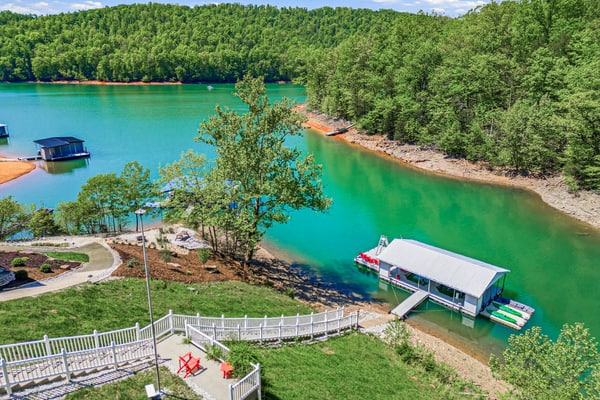 ๐๏ธ ๐ฆ๐๐ฒ๐ฒ๐ ๐๐ต๐ฒ๐ฒ๐ธ๐
Lakefront luxury retreat on Norris Lake in LaFollette, TN, sleeps 31! Perfect for family reunions, large groups & corporate retreats. Private dock with covered boat slip, jet ski slips & water slide. Enjoy panoramic lake views, game room with pool table, wet bar, gas fireplace, jetted tub, fire pit & spacious deck with grill. Prime East Tennessee vacation rental for boating, fishing & mountain getaways.