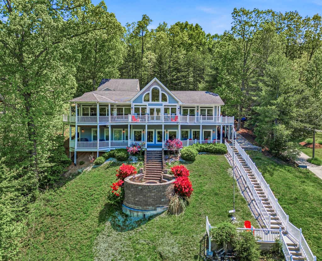 🏞️ 𝗦𝘄𝗲𝗲𝘁 𝗖𝗵𝗲𝗲𝗸𝘀
Lakefront luxury retreat on Norris Lake in LaFollette, TN, sleeps 31! Perfect for family reunions, large groups & corporate retreats. Private dock with covered boat slip, jet ski slips & water slide. Enjoy panoramic lake views, game room with pool table, wet bar, gas fireplace, jetted tub, fire pit & spacious deck with grill. Prime East Tennessee vacation rental for boating, fishing & mountain getaways.