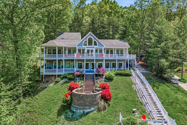 ๐๏ธ ๐ฆ๐๐ฒ๐ฒ๐ ๐๐ต๐ฒ๐ฒ๐ธ๐
Lakefront luxury retreat on Norris Lake in LaFollette, TN, sleeps 31! Perfect for family reunions, large groups & corporate retreats. Private dock with covered boat slip, jet ski slips & water slide. Enjoy panoramic lake views, game room with pool table, wet bar, gas fireplace, jetted tub, fire pit & spacious deck with grill. Prime East Tennessee vacation rental for boating, fishing & mountain getaways.