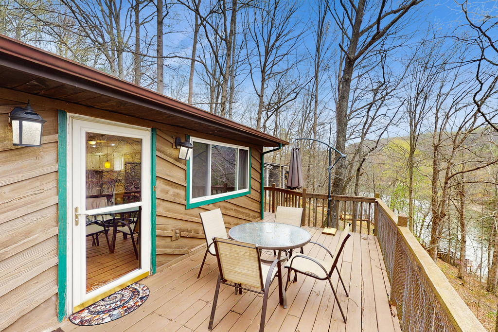 Serene Lake Home, Sleep 7, Grill, Games, Dog Friendly