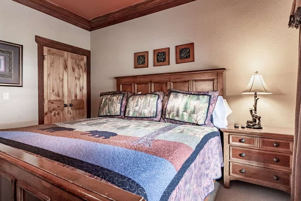Escape to your cozy Pigeon Forge cabin, just minutes from Dollywood, the Smoky Mountains, and endless family fun! Perfect for a relaxing getaway, this cabin offers a fully equipped kitchen and a pool table for friendly games. Enjoy spacious, comfortable bedrooms and modern amenities while staying close to top attractions, hiking trails, and scenic views. Your dream Smoky Mountain vacation starts here — book now for an unforgettable stay!