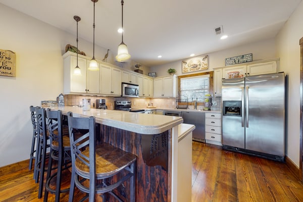 🏞️ 𝗟𝗮𝗸𝗲 𝗗𝗿𝗲𝗮𝗺𝘀
Spacious lakeview townhouse in Andersonville near Norris Lake, perfect for families and groups. Sleeps 8 with multiple king beds, open-concept living, full kitchen, and large deck with stunning water views. Minutes to marinas, boating, fishing, swimming, and state parks. Ideal Norris Lake vacation rental with deck, grill, and easy lake access.