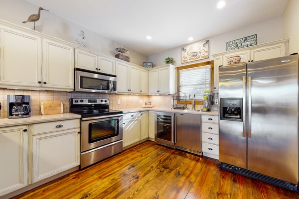 🏞️ 𝗟𝗮𝗸𝗲 𝗗𝗿𝗲𝗮𝗺𝘀
Spacious lakeview townhouse in Andersonville near Norris Lake, perfect for families and groups. Sleeps 8 with multiple king beds, open-concept living, full kitchen, and large deck with stunning water views. Minutes to marinas, boating, fishing, swimming, and state parks. Ideal Norris Lake vacation rental with deck, grill, and easy lake access.