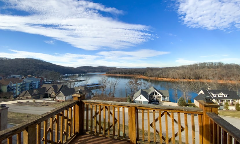 🏞️ 𝗟𝗮𝗸𝗲 𝗗𝗿𝗲𝗮𝗺𝘀
Spacious lakeview townhouse in Andersonville near Norris Lake, perfect for families and groups. Sleeps 8 with multiple king beds, open-concept living, full kitchen, and large deck with stunning water views. Minutes to marinas, boating, fishing, swimming, and state parks. Ideal Norris Lake vacation rental with deck, grill, and easy lake access.