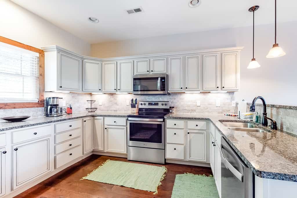 Welcome to our 3-bedroom, 1-bath lakefront retreat on Norris Lake, where easy days flow from the deck to the water.

・Private boat slip and direct lake access for boating and fishing
・Furnished deck with lake views, outdoor dining, and gas grill
・Gas fireplace, Roku TV, and roomy living area for relaxed nights in
・4.2 miles to TVA Loyston Point Trailhead

Settle in, enjoy the water, and make this Norris Lake stay your home base.